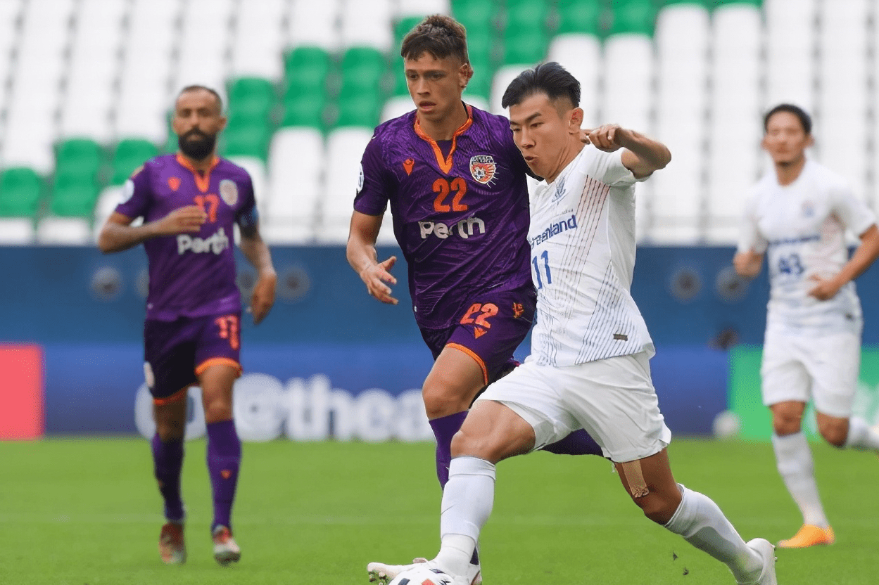 上海申花内部会议纪要流出:今夜门线救险,亚冠使命明确,轮换策略成焦点 上海申花内部会议纪要流出:今夜门线救险,亚冠使命明确,轮换策略成焦点